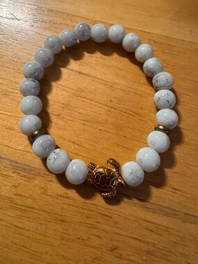 Glass Beaded Gold Tone Turtle Stretch Bracelet